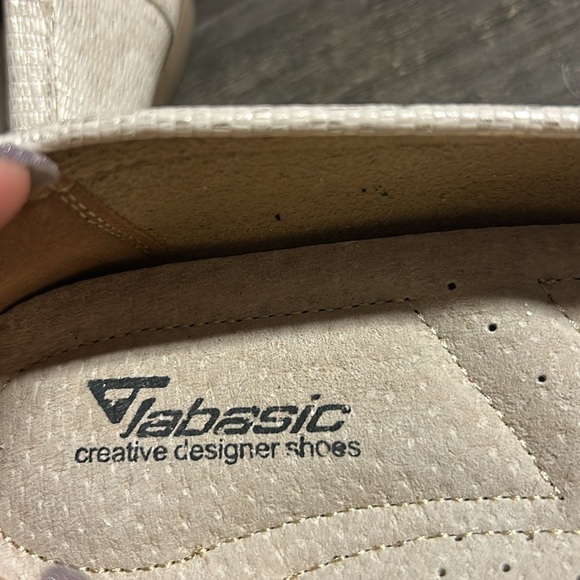 Jabasic - Classic Textured Cream Loafers - Womens 9 - Picture 2 of 5